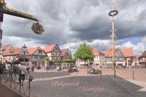 Seligenstadt - Marktplatz mit Maibaum